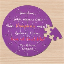 Rundes Puzzle mit Hintergrundfarbe und Text