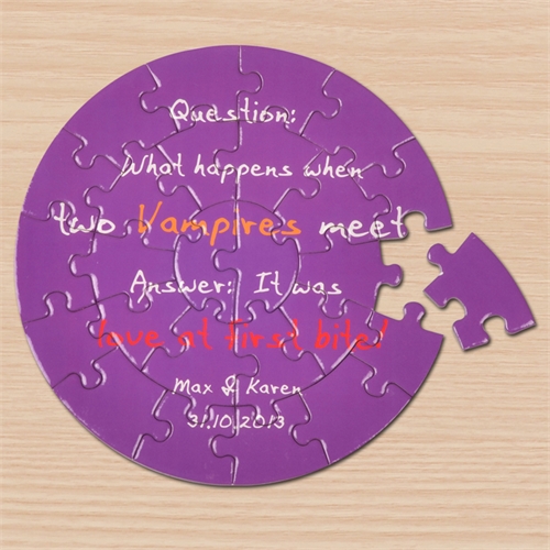 Rundes Puzzle mit Hintergrundfarbe und Text