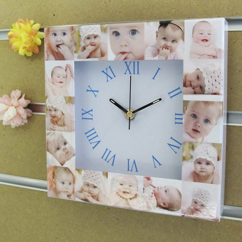 Weiße Uhr Kollage Großes Zifferblatt  Himmelblaue Römische Ziffern