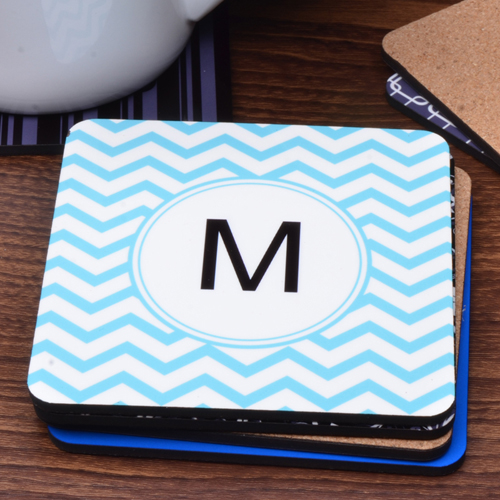 Erster Buchstabe Hellblau Wellenmuster Bierdeckel